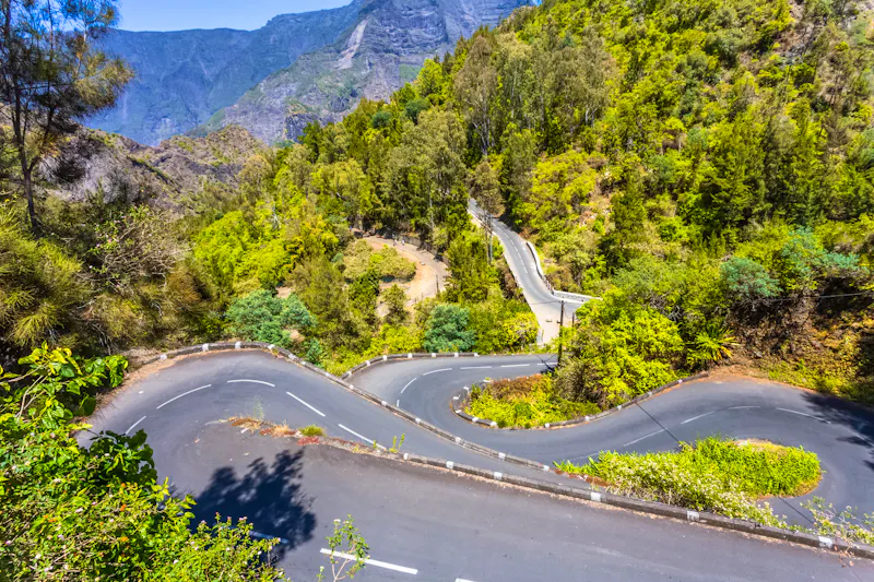 Serpentinen-Straße bei Cilaos auf La Réunion  - &copy;Unclesam - stock.adobe.com