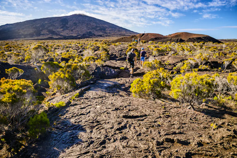 Wanderer am vulkan Piton de la Fournaise - &copy;JeanLuc Ichard - stock.adobe.com