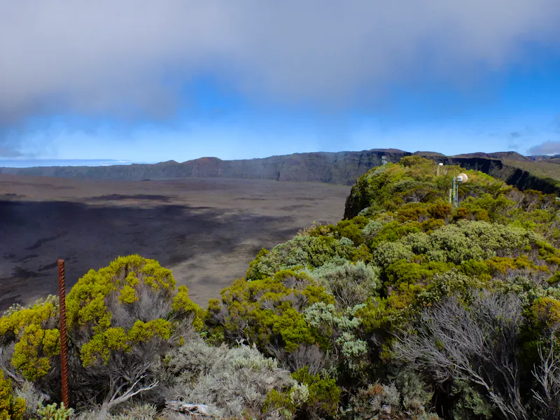 Pas de Bellecombe am Kraterrand vom Piton de la Fournaise - &copy;michelgrangier - stock.adobe.com