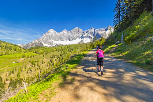 Wandern am Dachstein &ndash; &copy; Lisa Payr - stock.adobe.com