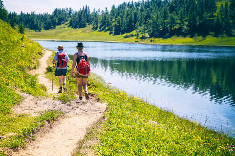 Wanderung am See - &copy;serkat Photography - stock.adobe.com