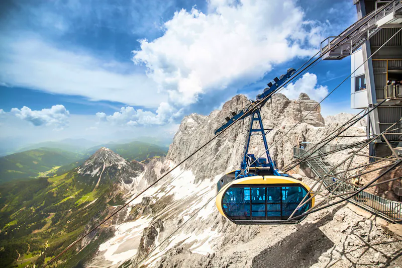 Dachstein-Seilbahn mit Bergstation - &copy;Lukas Bast - stock.adobe.com