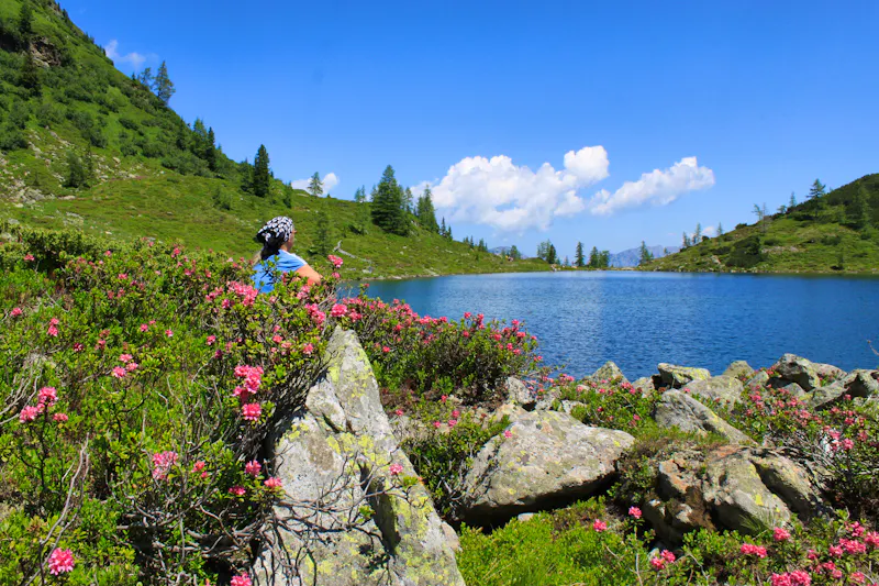 Wanderpause am Moaralmsee - &copy;hofi777 - stock.adobe.com