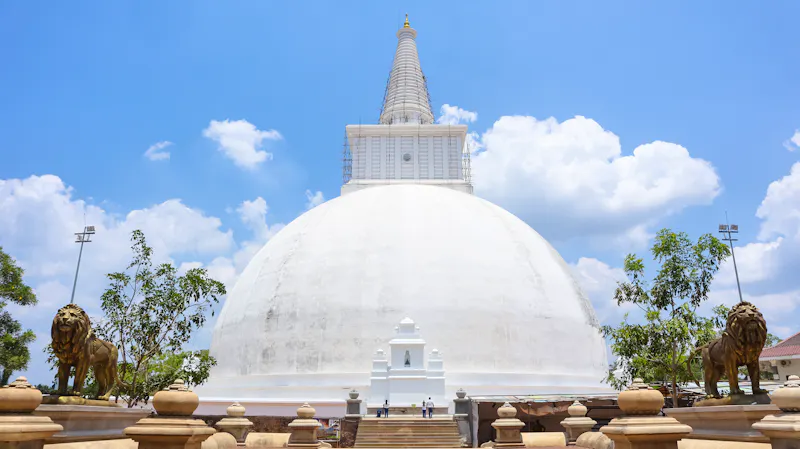 Ruwanwelisaya-Stupa in Anuradhapura, Sri Lanka  - &copy;RealityImages - stock.adobe.com