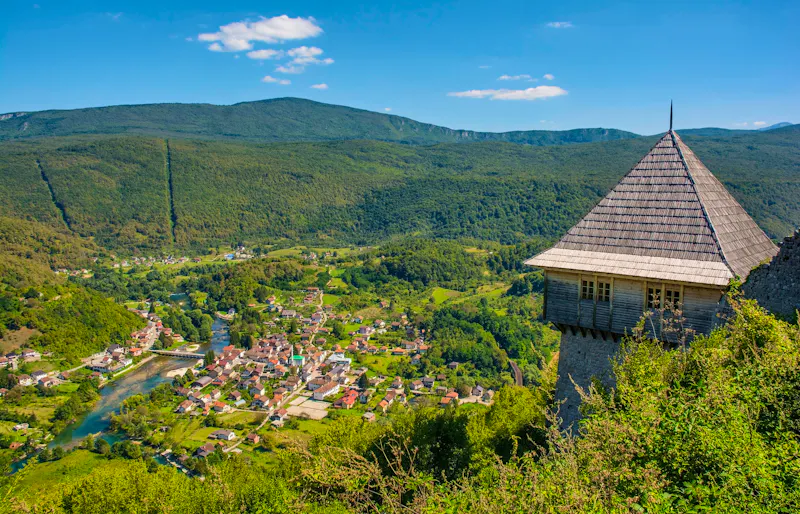 Ostrovica Burg im Una-Nationalpark mit Blick auf das Kulen Verkauf Dorf - &copy;dragoncello - stock.adobe.com