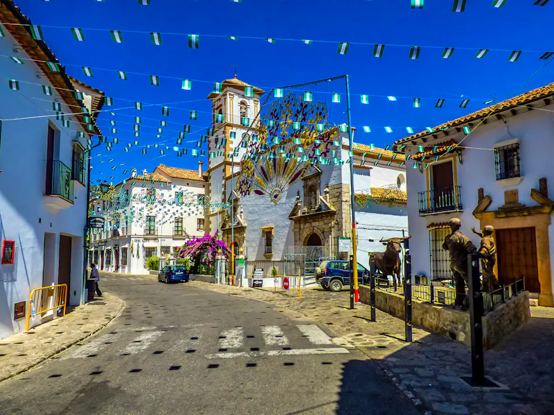 Dorfplatz in Grazalema - weißes Dorf in Andalusien - &copy;VEOy.com - stock.adobe.com
