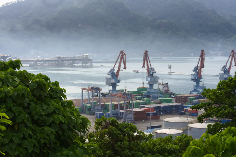 Teluk Bayur Hafen in Padang, Indonesien  - &copy;genthophoto - stock.adobe.com