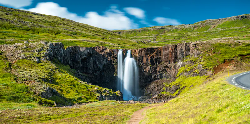 Wasserfall bei Seydisfjordur im Osten von Island - &copy;forcdan - stock.adobe.com