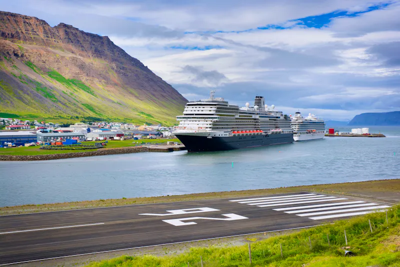 Kreuzfahrtschiffe im Hafen von Isafjordur  - &copy;Mariusz Świtulski - stock.adobe.com
