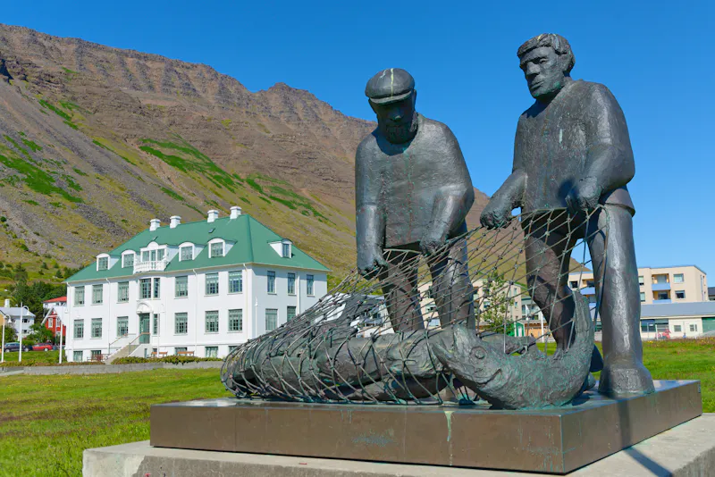 Skulptur der Fischer in Ísafjörður, Westfjorde - &copy;sailer - stock.adobe.com