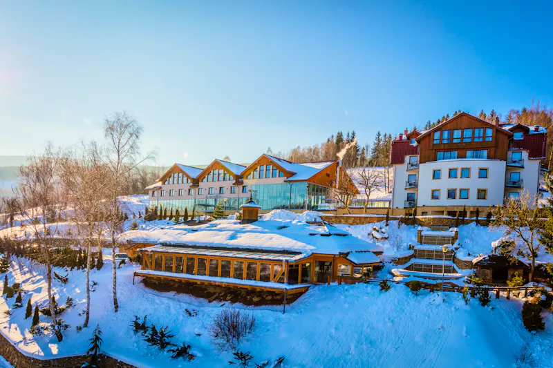 Winteransicht Hotel Bialy Kamien &ndash; &copy;MARCIN OLIVA SOTO