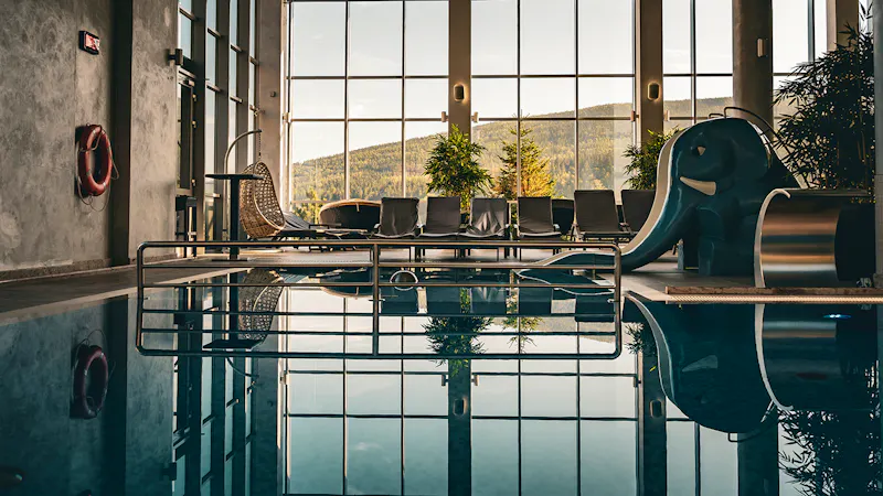Schwimmbad mit Kinderrutsche im Hotel Bialy Kamien &ndash; &copy;Hotel Bialy Kamien