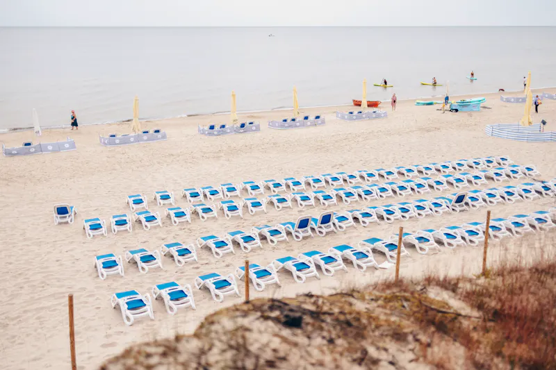 Liegestühle am Strand von Dzwirzyno &ndash; &copy;Hotel Senator