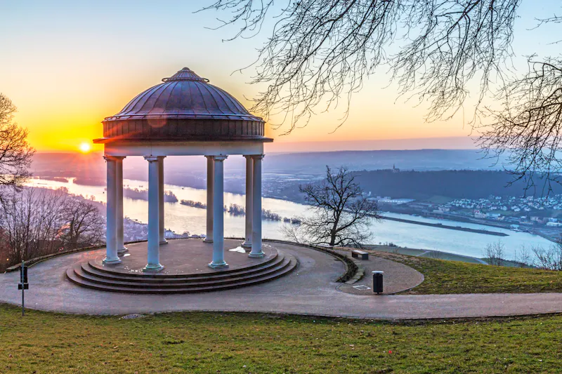 Sonnenaufgang am Rhein bei Rüdesheim - &copy;parallel_dream - stock.adobe.com