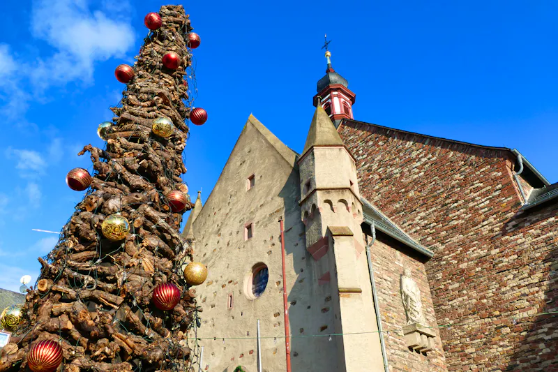 Weihnachtlicher Rebknorzenbaum in Rüdesheim - &copy;SiRo - stock.adobe.com