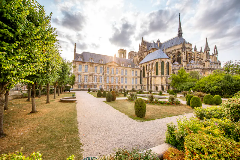 Reims - Gärten hinter der Kathedrale  - &copy;ROSSandHELEN - stock.adobe.com