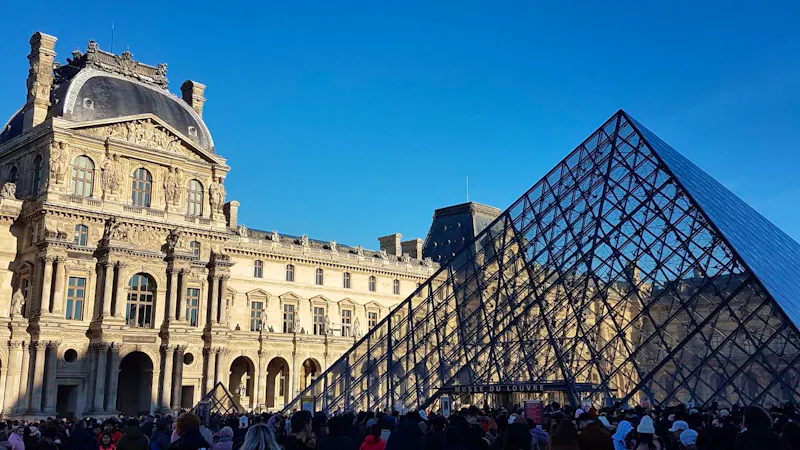 Paris - Louvre mit Pyramide - &copy;Eberhardt TRAVEL