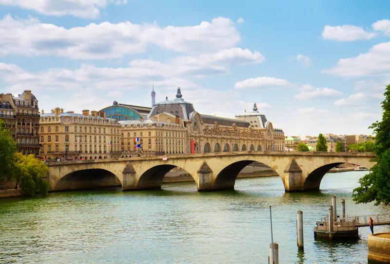 Paris - Musee D'Orsay und Brücke über die  Seine - &copy;neirfy - stock.adobe.com