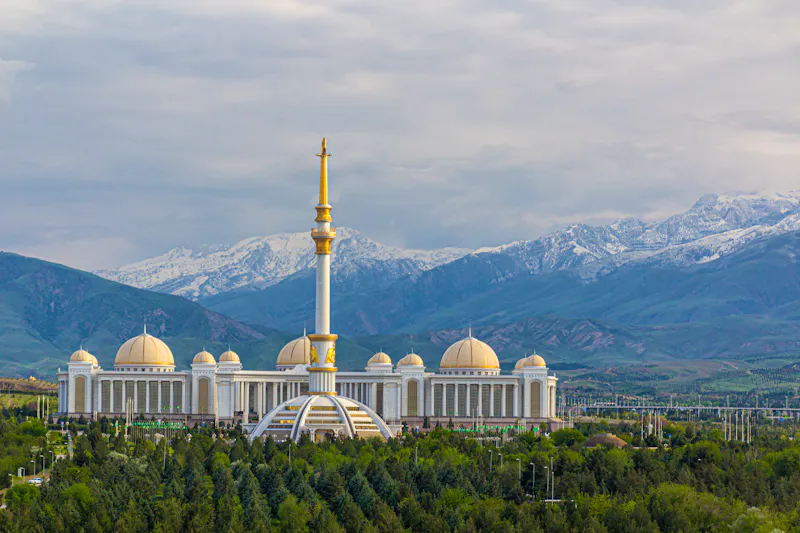 Unabhängigkeitsdenkmal und Nationalbibliothek in Aschgabat, Turkmenistan - &copy;Matyas Rehak - stock.adobe.com