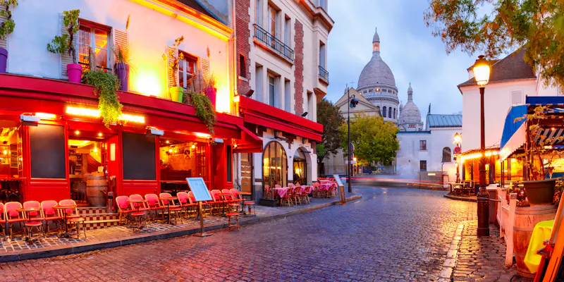Viertel Montmartre in Paris - Place du Tertre mit Blick auf die Basilika Sacre-Coeur - &copy;Kavalenkava - stock.adobe.com