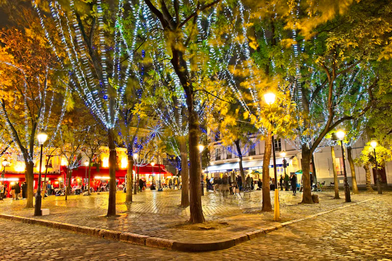 Viertel Montmartre in Paris - Place du Tertre am Abend - &copy;Johannes Zoetekouw - stock.adobe.com