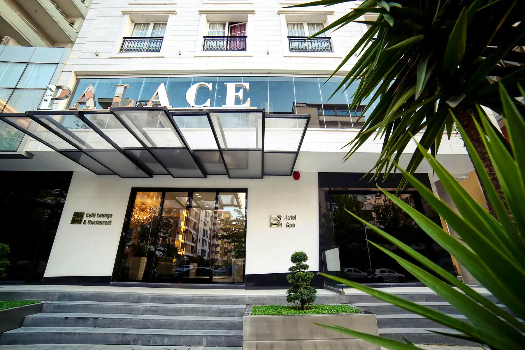 Hotel Palace - Eingang&nbsp;&ndash;&nbsp;&copy;&nbsp;Hotel Palace