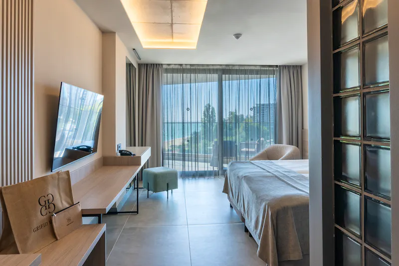 Hotel Grifid Noa - Zimmerbeispiel Doppelzimmer Meerblick &ndash; &copy;GRIFID Noa 