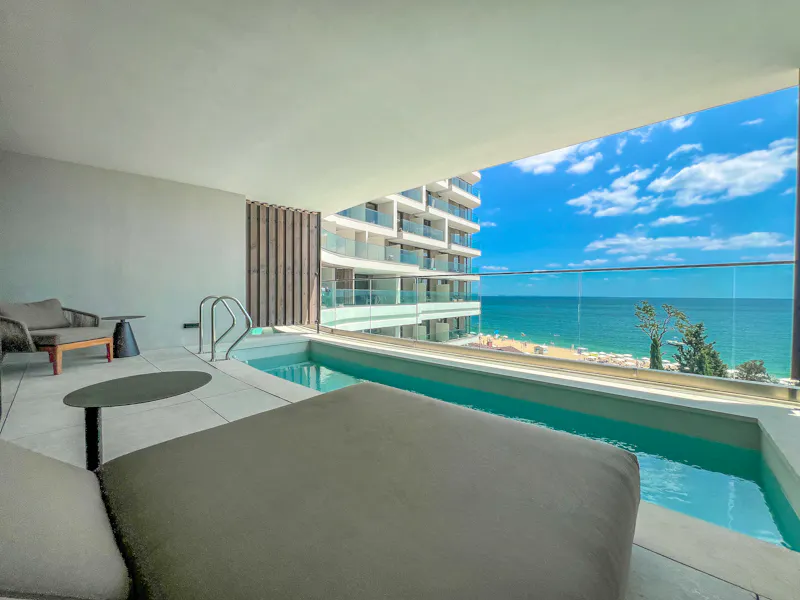 Hotel Grifid Noa - Zimmerbeispiel SwimSuite Meerblick &ndash; &copy;GRIFID Noa 