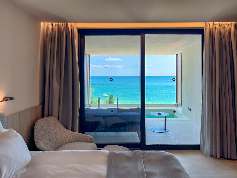 Hotel Grifid Noa - Zimmerbeispiel SwimSuite Meerblick &ndash; &copy;GRIFID Noa 