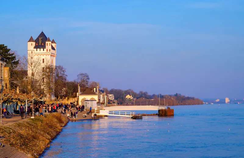 Rheinufer in Eltville - &copy;fotografci - stock.adobe.com