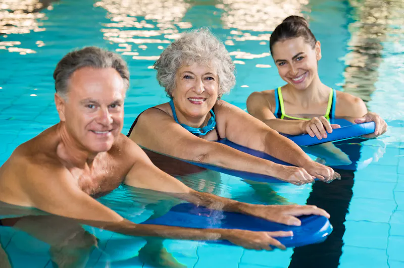 Wassergymnastik im Schwimmbad  - &copy;Rido - stock.adobe.com