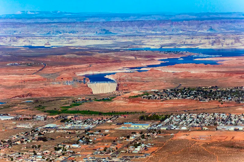 Lake Powell und die Stadt Page - &copy;Kushnirov Avraham - stock.adobe.com