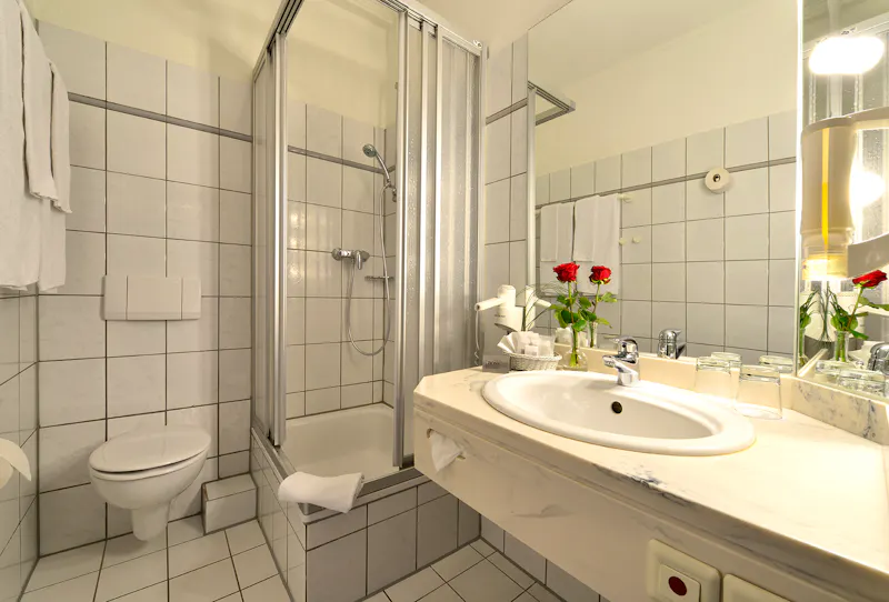 Rheinhotel Vier Jahreszeiten in Bad Breisig - Beispiel Badezimmer &ndash; &copy;Dirk Holst DH STUDIO KÖLN - Rheinhotel Vier Jahreszeiten
