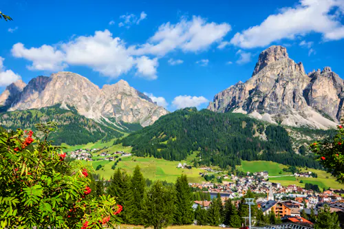 Blick über Corvara auf den Naturpark Puez-Geisler  &ndash; &copy; etfoto - stock.adobe.com