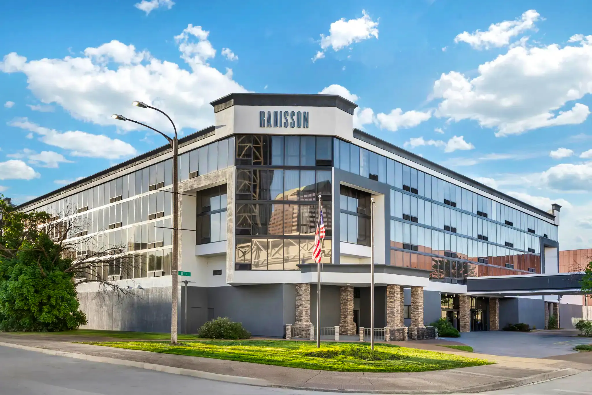 Radisson Hotel St. Louis Downtown—Convention Center - Außenansicht&nbsp;&ndash;&nbsp;&copy;&nbsp;2026 Choice Hotels International, Inc.
