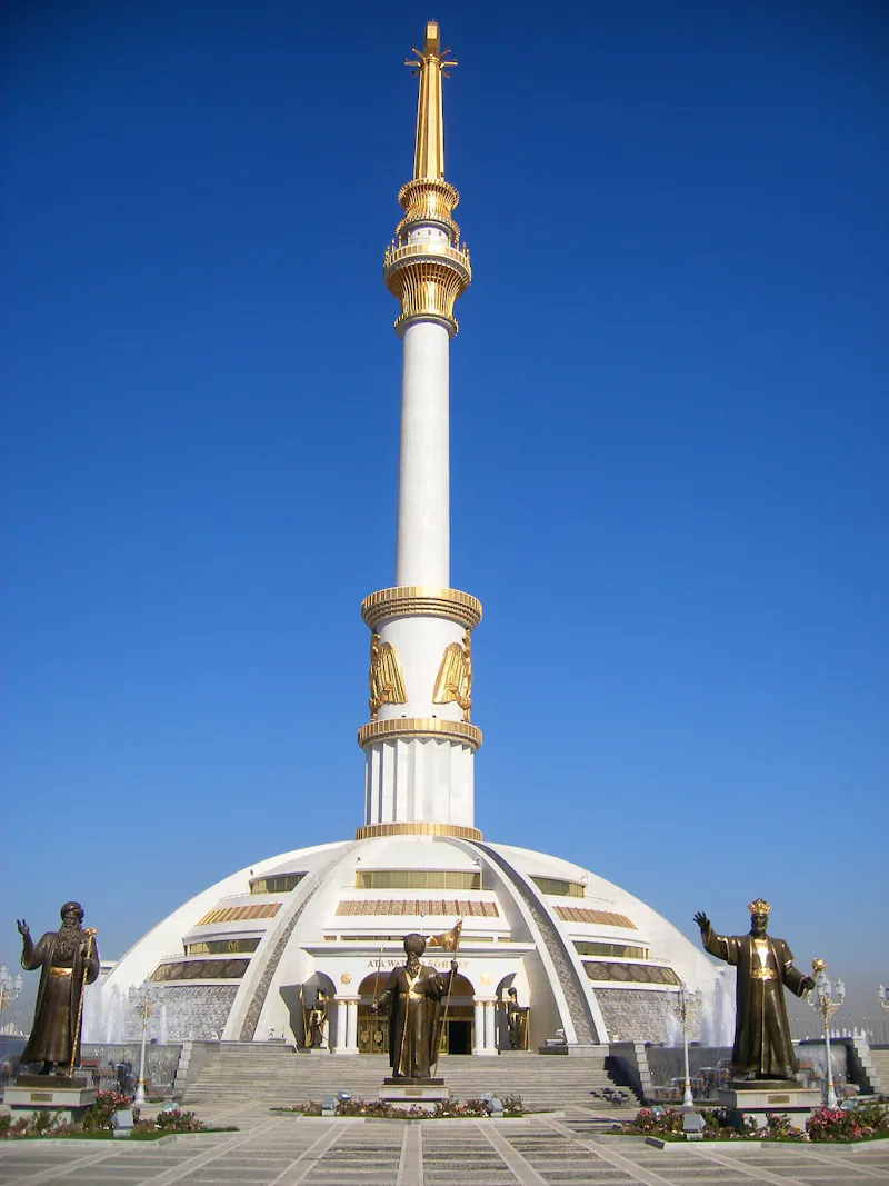 Unabhängigkeitsdenkmal von Turkmenistan in Ashgabat - &copy;Foto von Andrej Kulikov