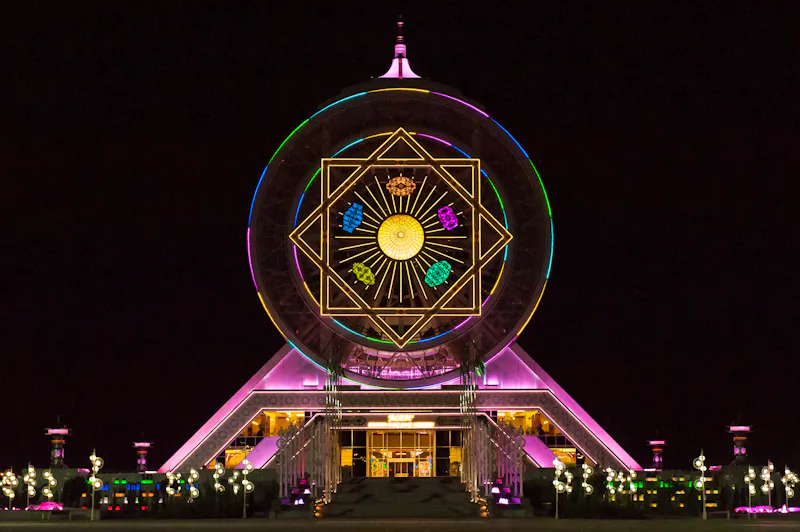 Riesenrad in Ashgabat / Turkmenistan bei Nacht - &copy;Foto von Andrej Kulikov