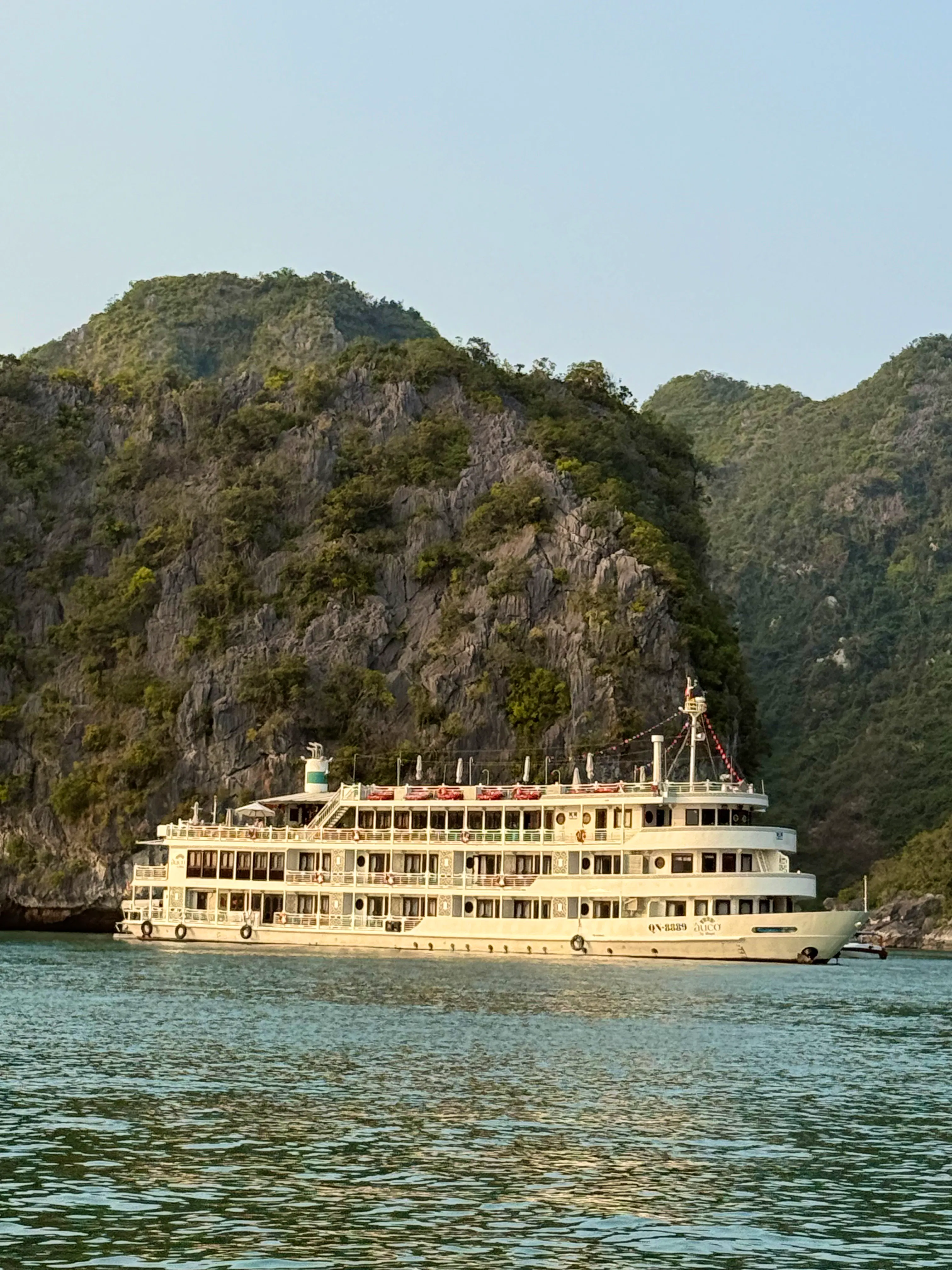 Au Co Cruises in Ha Long, Vietnam - Schiff von außen &nbsp;&ndash;&nbsp;&copy;&nbsp;Andy Nguyen - Eberhardt TRAVEL