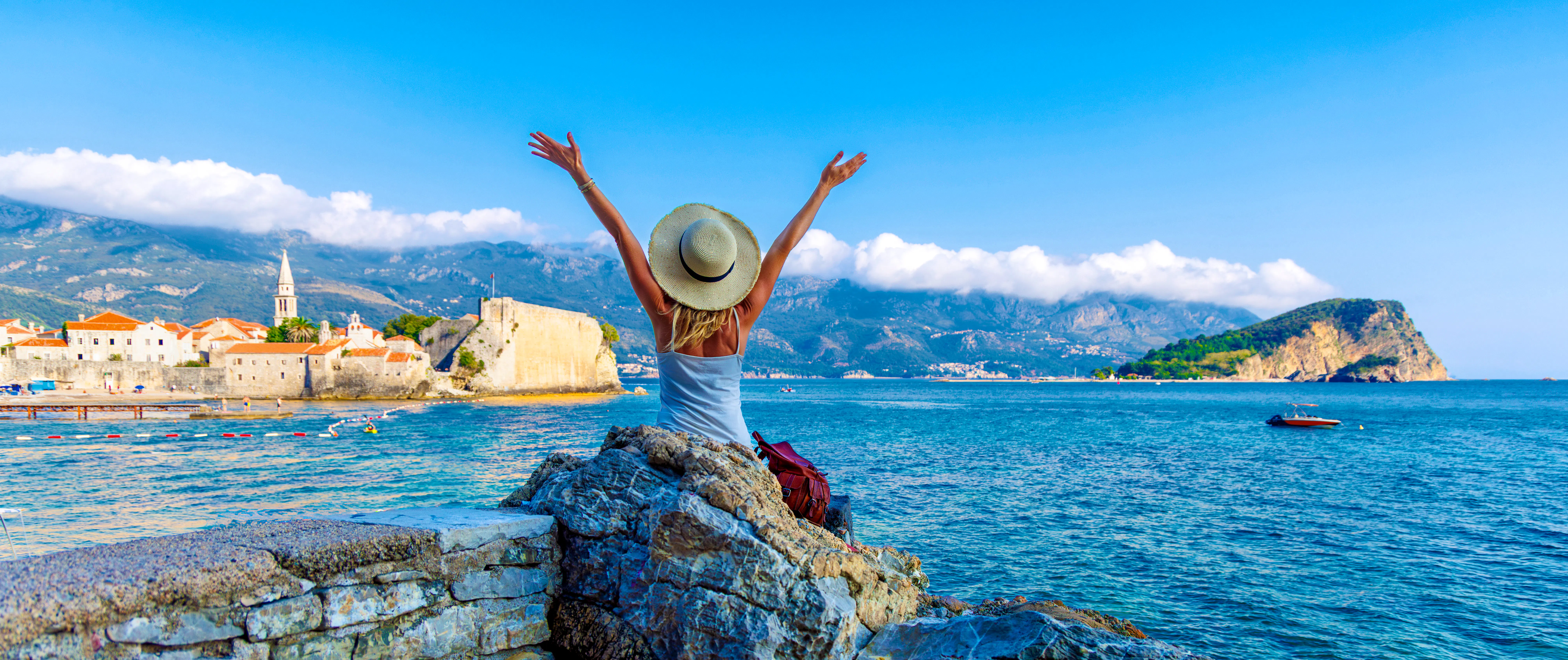 Glückliche Frau auf Reisen in Kroatien   &ndash; &copy; M.studio - stock.adobe.com