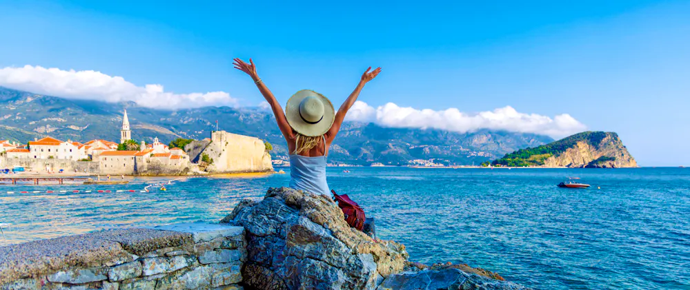 Glückliche Frau auf Reisen in Kroatien   &ndash; &copy; M.studio - stock.adobe.com