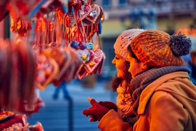 Auf dem Weihnachtsmarkt - &copy;Dangubic - stock.adobe.com
