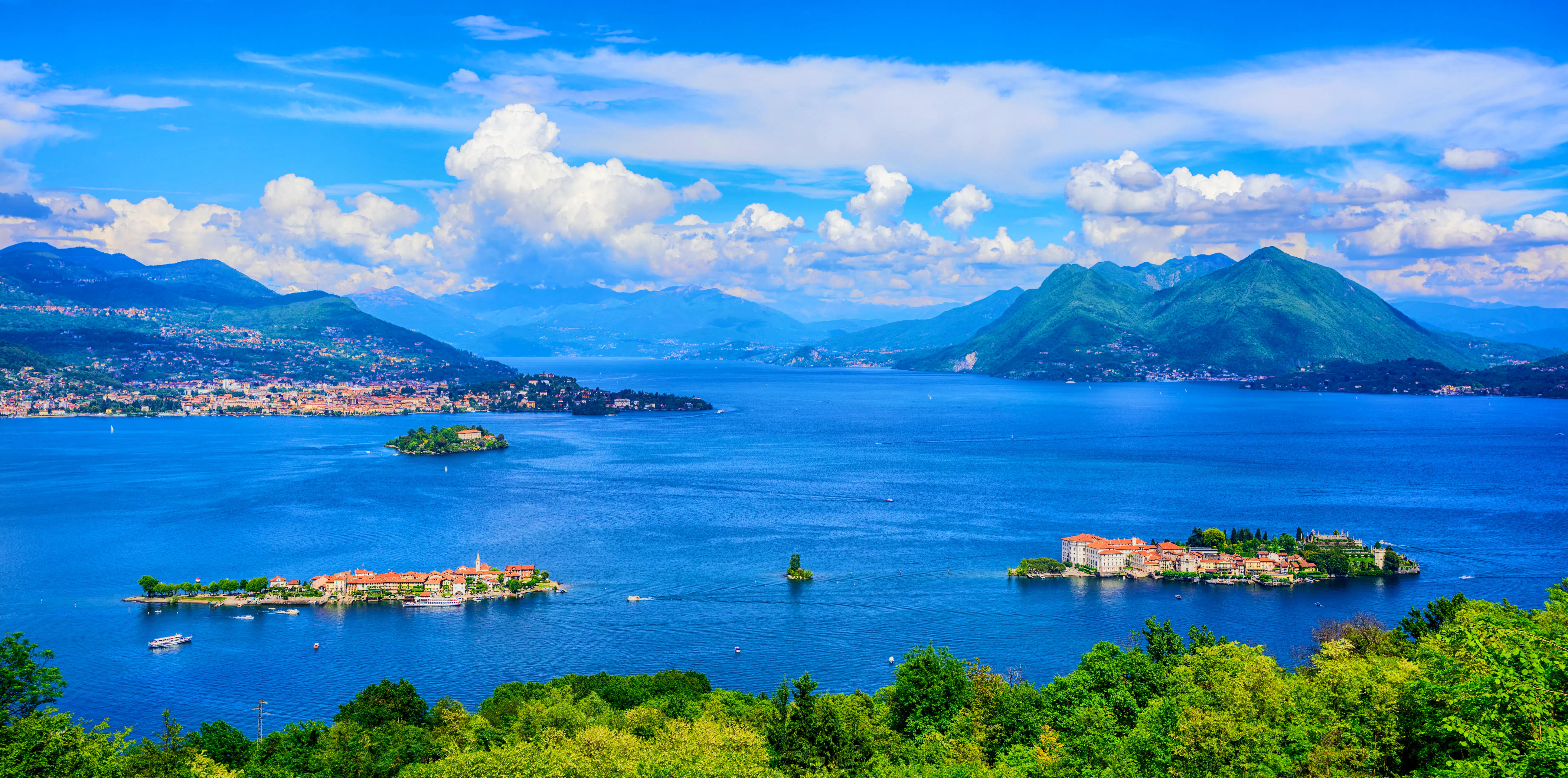 Panoramablick auf den Lago Maggiore, die drei Borromäischen Inseln – Isola Bella, Isola Superiore und Isola Madre  &ndash; &copy; Boris Stroujko - stock.adobe.com