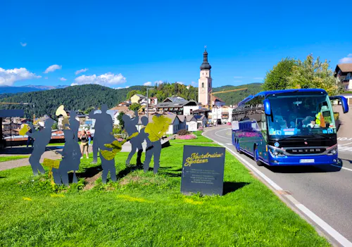 Rollibus in Kastelruth &ndash; &copy; Jörg Nesse - Eberhardt TRAVEL