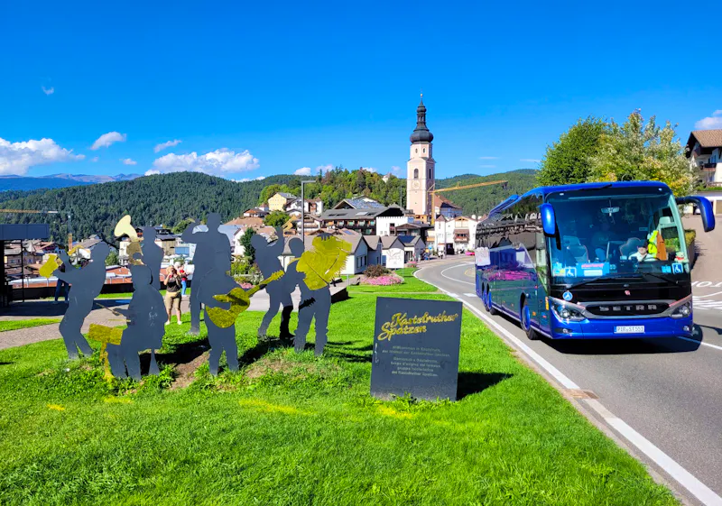 Rollibus in Kastelruth - &copy;Jörg Nesse - Eberhardt TRAVEL