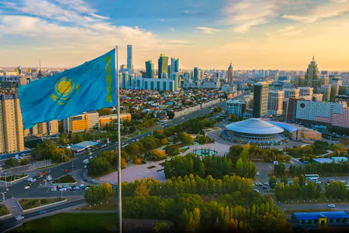 Blick auf die Innenstadt, den Capital Circus und den grünen Park in Astana &ndash; &copy; Artaxerxes - stock.adobe.com