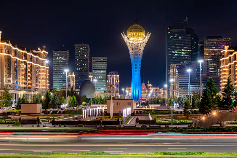 Die kasachische Hauptstadt Astana bei Nacht mit dem markanten Baiterek-Turm - &copy;YuTphotograph - stock.adobe.com