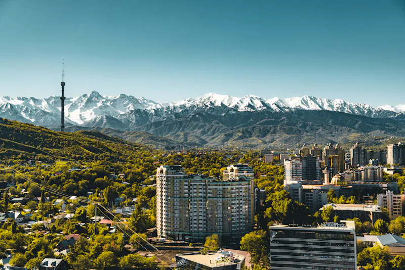 Die Stadt Almaty und im Hintergrund die schneebedeckten Tian-Shan-Berge - &copy;Mathias - stock.adobe.com