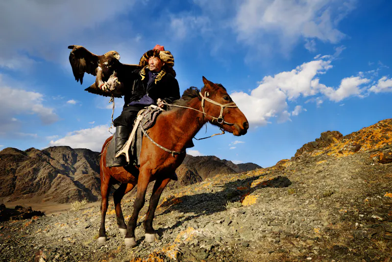 Männer jagen traditionell mit ausgebildeten Steinadlern Füchse und Wölfe - &copy;Rawpixel.com - stock.adobe.com