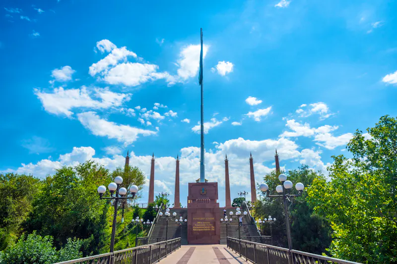 Denkmal im Unabhängigkeitspark von Schymkent - &copy;dinozzaver - stock.adobe.com
