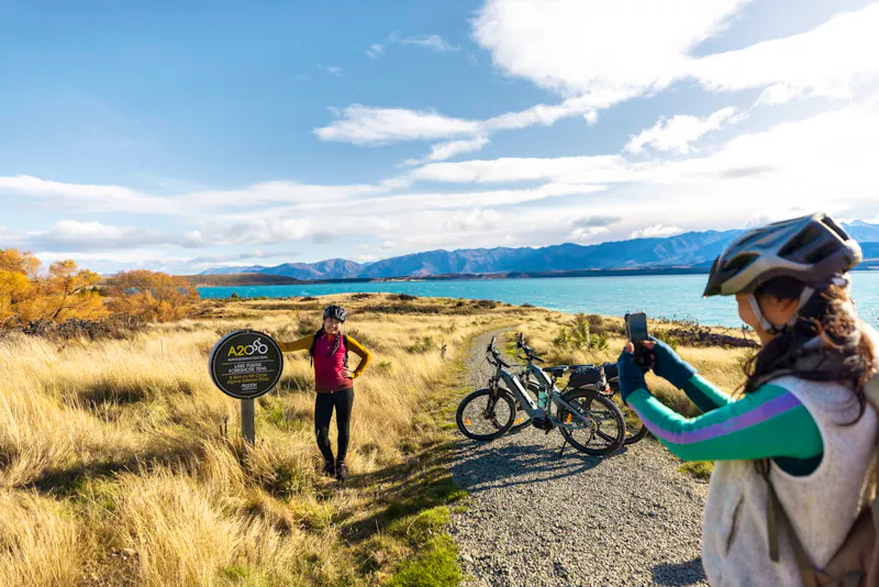 Alps to Ocean Cycle Trail am Lake Tekapo - &copy;Miles Holden / Tourism New Zealand